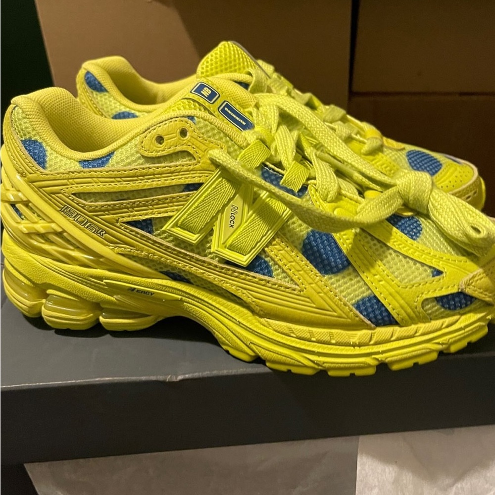 New balance 1906R Women Neon Yellow & Blue Polka Dots Size 7 W - 5 1/2 M New - Picture 2 of 15
